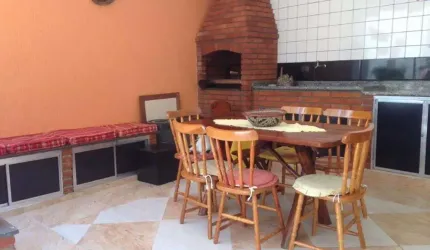 Casa Sobrado na Vila Mariana Próximo ao Metrô Santa Cruz, com quintal e churrasqueira.