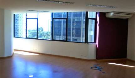 Imóvel comercial na esquina da Berrini .