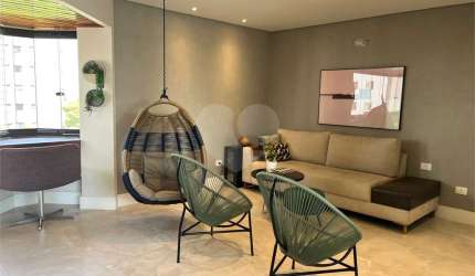 Apartamento à venda de 120 m² no Campo Belo, reformado com 3 quartos sendo 1 suíte e 1 vaga.