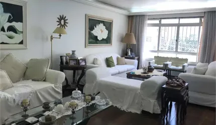Apartamento à venda de 220 m² em Perdizes com 4 quartos sendo 2 suites e 3 vagas.