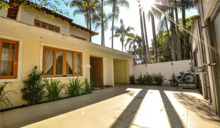 Jardim Europa Rua Itália casa com piscina, única na rua