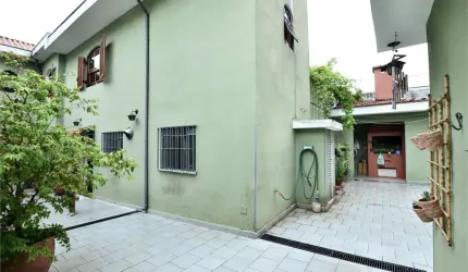 Casa com churrasqueira e muito quintal !!!