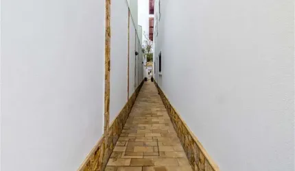 Casa com piscina, 5 dormitórios sendo 4 suítes.