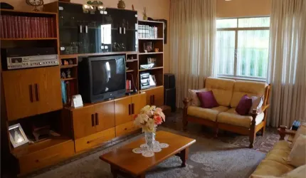 Sobrado com 4 dormitórios, sendo 1 suíte, com 485 m² de área útil, garagem para até 10 carros!