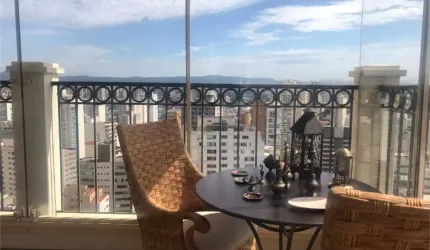 Condomínio Clube com 317m², 3 suítes e 5 vagas de garagem