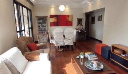 Apartamento em Moema com varanda e 2 vagas