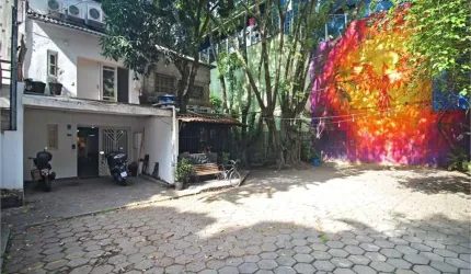 Vila Exclusiva no Jardim América com apenas 4 casas - Sobrado 3 Suítes e 3 Vagas de Garagem - 270m2