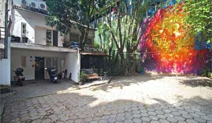 Vila Exclusiva no Jardim América com apenas 4 casas - Sobrado 3 Suítes e 3 Vagas de Garagem - 270m2