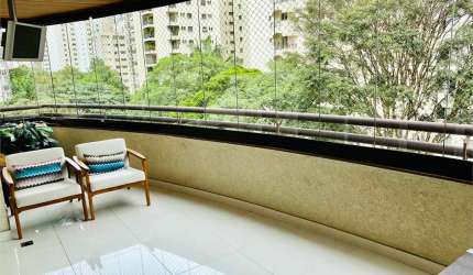 Venda Moema 1 por andar ,202 mts ,com varanda reformado ,3 suites e 3 vagas .Lazer completo .Agende