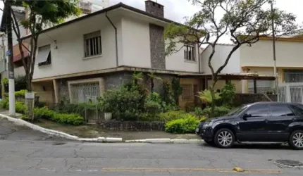 Sobrado para reforma em frente a praça!
