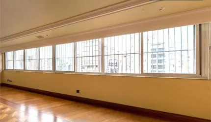 Cobertura de 600m2 em rua tranquila e arborizada nos Jardins!