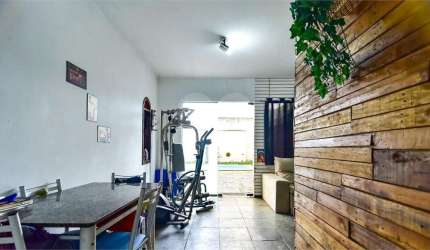Casa à venda com 300m², 4 quartos, 1 suíte e 4 vagas.