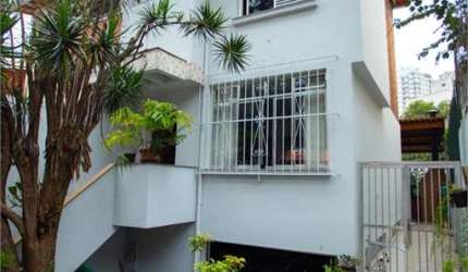 Casa na Vila Mariana com 3 dormitórios, uma suíte e 3 vagas na garagem.