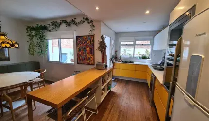 Casa para venda com 2 quartos, 1 suíte, 2 vagas, Jardim Paulista em rua muito procurada.