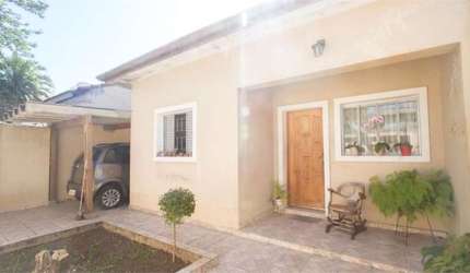 Casa à venda com 180m², 3 quartos e 2 vagas, quintal com área coberta