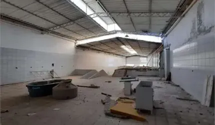 Galpão com 678 m² de área construída, com Pé direito 12 metros na Vila Romana. Oportunidade!!!