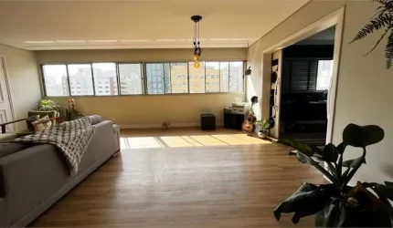 Amplo apartamento reformado, com 160 m2, 4 dormitórios e 3 vagas, a venda no Brooklin
