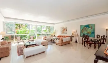 Apartamento com 4 dormitórios, 4 suítes e 3 vagas em andar baixo em Higienópolis