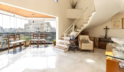 Cobertura duplex com 200m², reformada, excelente localização, 3 vagas na garagem.