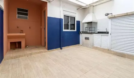 Sobrado inteiro reformado no Campo Belo. 3 dormitórios, sendo 1 suíte máster com hidromassagem.