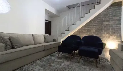 Casa com 4 dormitórios, 3 suítes, quintal, cozinha americana e solarium.