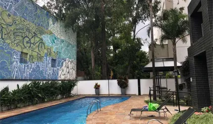 Duplex em Pinheiros, conta com 107 m². com duas vagas