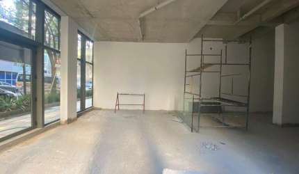 Loja comercial para venda em Moema, perto do metrô, com 87 m2, banheiro e 1 vaga de garagem