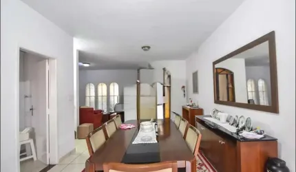 Casa no Brooklin com 3 dormitórios, 2 vagas, próximo ao metro, rua tranquila e arborizada