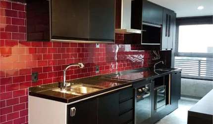 Apartamento loft aberto equipado com 1 suíte, cozinha mobiliada, embutidos e 1 vaga no Campo Belo