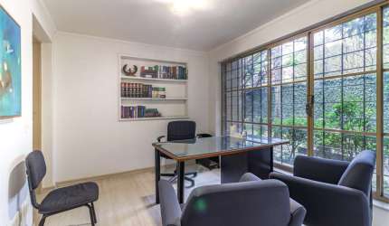 Casa Térrea de Esquina com Jardim à Venda — Residencial ou Comercial na Vila Madalena
