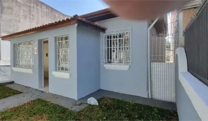 Casa térrea e casa de hóspedes na Aclimação.