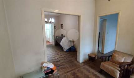 Excelente casa térrea em área nobre da Aclimação . Localização próxima ao metrô Ana Rosa .