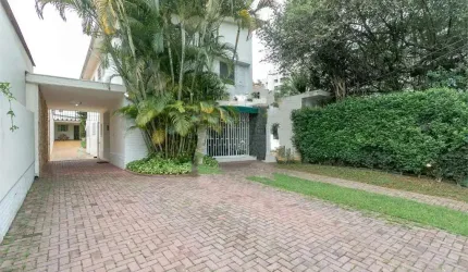 Sobrado com 500m² de terreno em rua tranquila no Brooklin