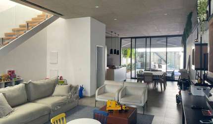 3 DORMITÓRIOS 3 SUÍTES 2 VAGAS LINDA CASA EM MOEMA REFORMADA E MODERNIZADA