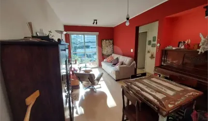 Apartamento à venda em Pinheiros 68m², 2 quartos, varanda e 2 vagas de garagem.