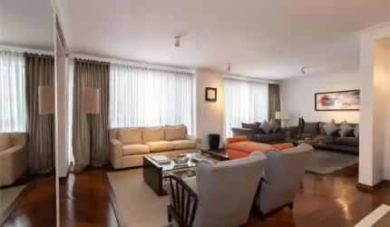 Apartamento reformado em quadra excepcional do bairro