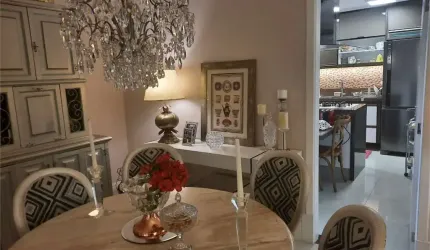 Apartamento à venda em Pinheiros, reformado com 2 vagas, próximo ao metrô.