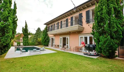 Finíssima residência de luxo e de muito bom gosto! Estilo Vila Toscana com linda vista panorâmica!