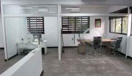 Imóvel com 3 níveis, 14 Sls, 11 Wcs, 4 Vgs e Salão  junto a praça frente Hipica zona SZU2