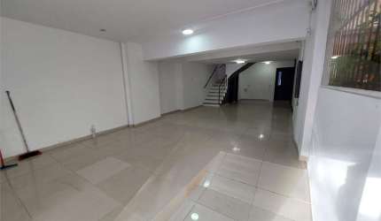 Amplo salão comercial, com dois banheiros, cozinha com coifa, com grande fluxo de carros e pedestres