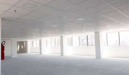 Conjunto comercial de 316 m² de área útil em vão livre na Chácara Santo Antônio.