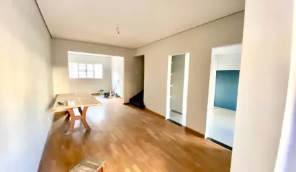 Sobrado de 225m2 de área útil, reformado com 3 dormitórios, sendo 2 suítes, na Chácara Santo Antônio