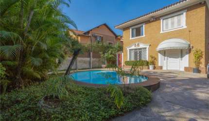 Casa com 4 dormitórios  a venda em Alto de Pinheiros.
