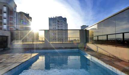 Linda Cobertura Duplex 950m² com vista 360°, lazer completo.