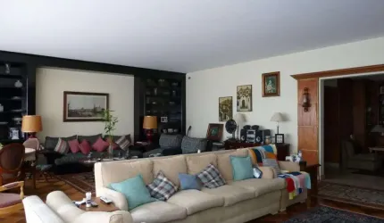 À moda antiga - construção sólida  em 367 m²  - Edifico recuado.