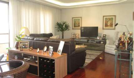 Apartamento em Perdizes com 240 m² com 4 suítes e 5 vagas.