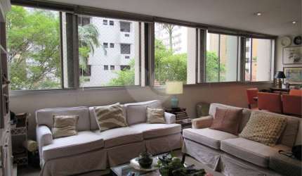 Apartamento vizinho ao Clube Pinheiros
