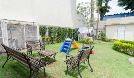 Casa mobiliada com 3 dorm, sendo 1 suíte, sala 2 ambientes, 3 vagas de estacionamento.