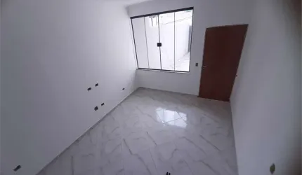 Sobrado novo, com 3 Dormitórios na Saúde.