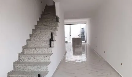 Sobrado novo, com 3 Dormitórios na Saúde.